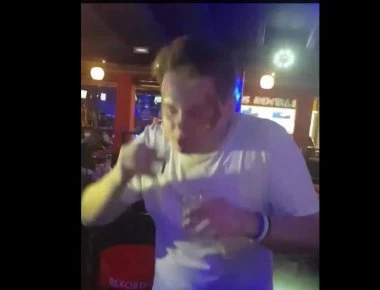 Βρετανός τουρίστας ήπιε 30 σφηνάκια σαμπούκα σε 59 δευτερόλεπτα στο Λαγανά (βίντεο)